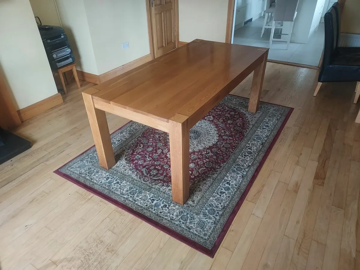 Oak Dining Table in good condition - Image 1