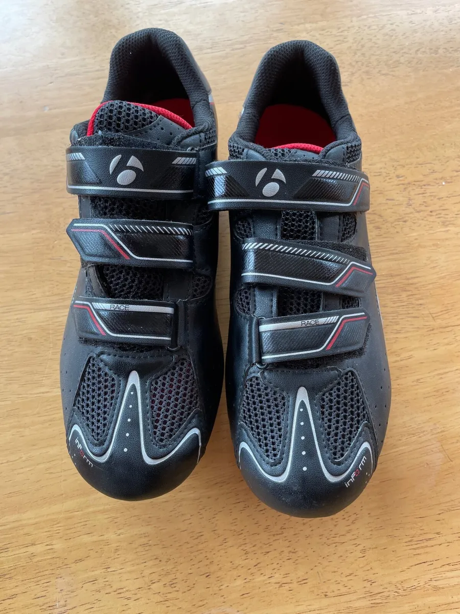 Size 9 Cycling shoes plus Shimano SPD pedals - Image 1