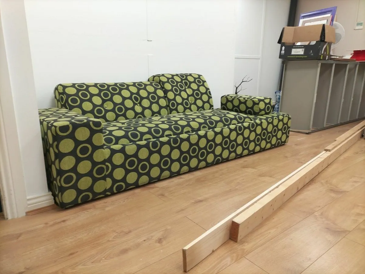 Stylish 3 or 4 Seat Sofa / Settee / Couch.