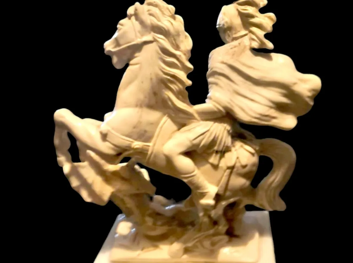 Heavy statue on white marble base - Image 2