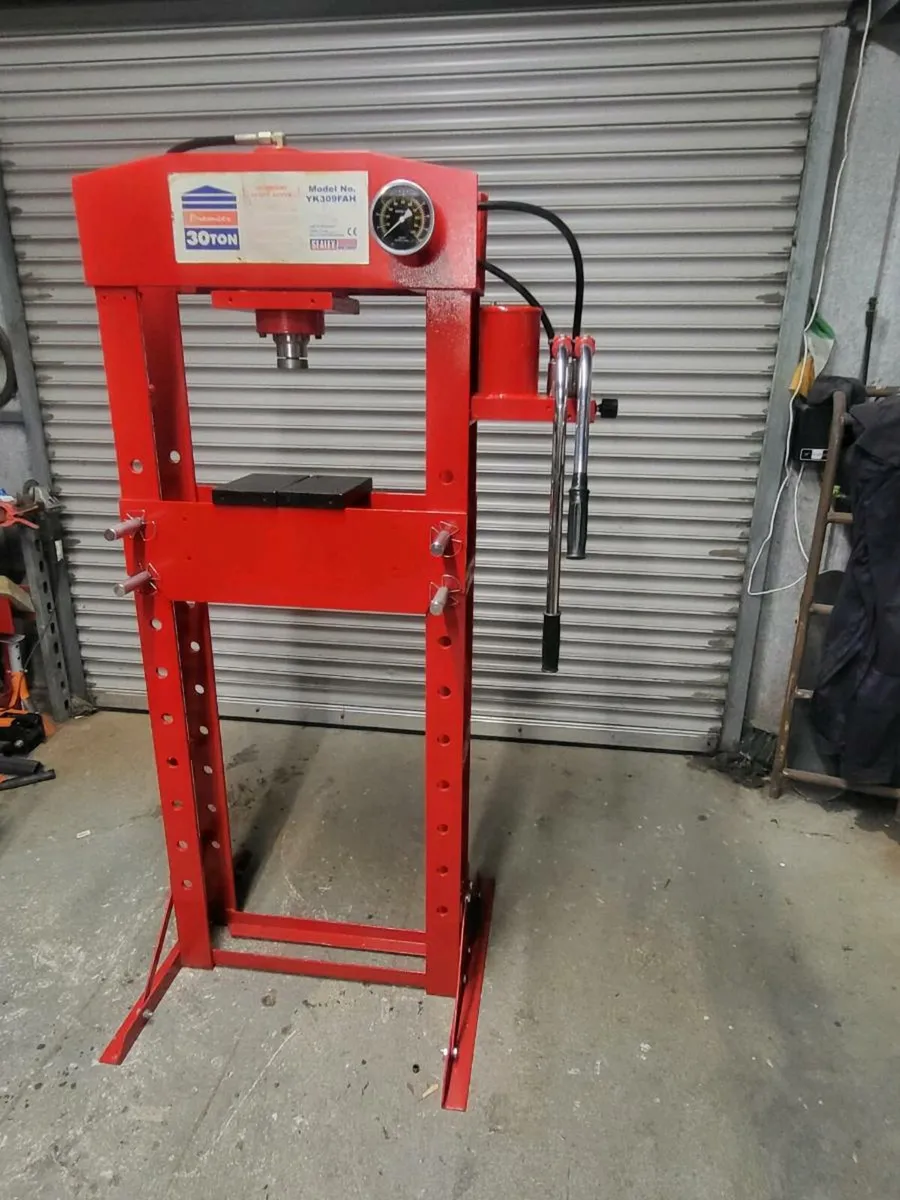 30 Ton Hydraulic press - Image 1