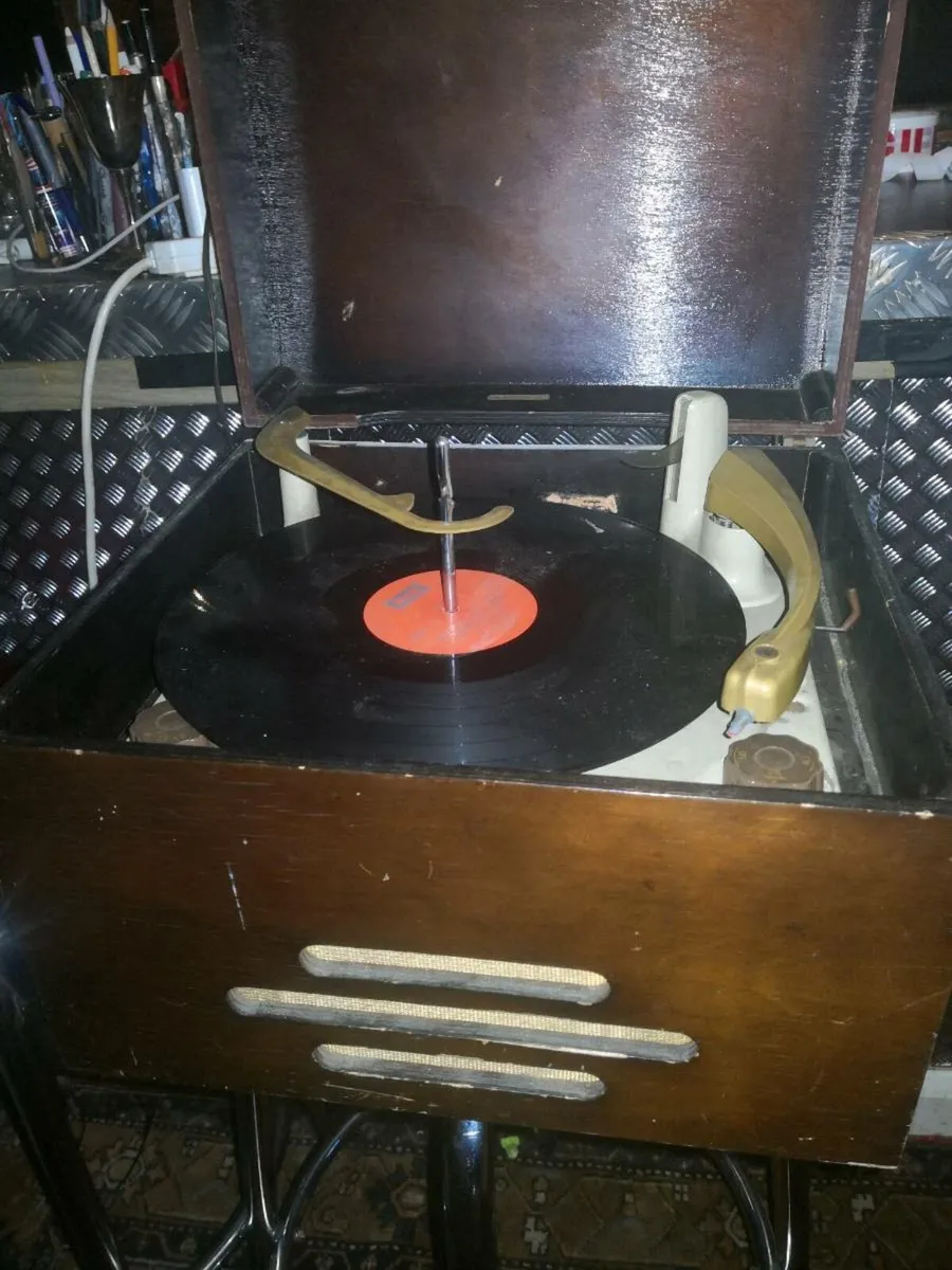 SWORDSMASTER gramophone record player