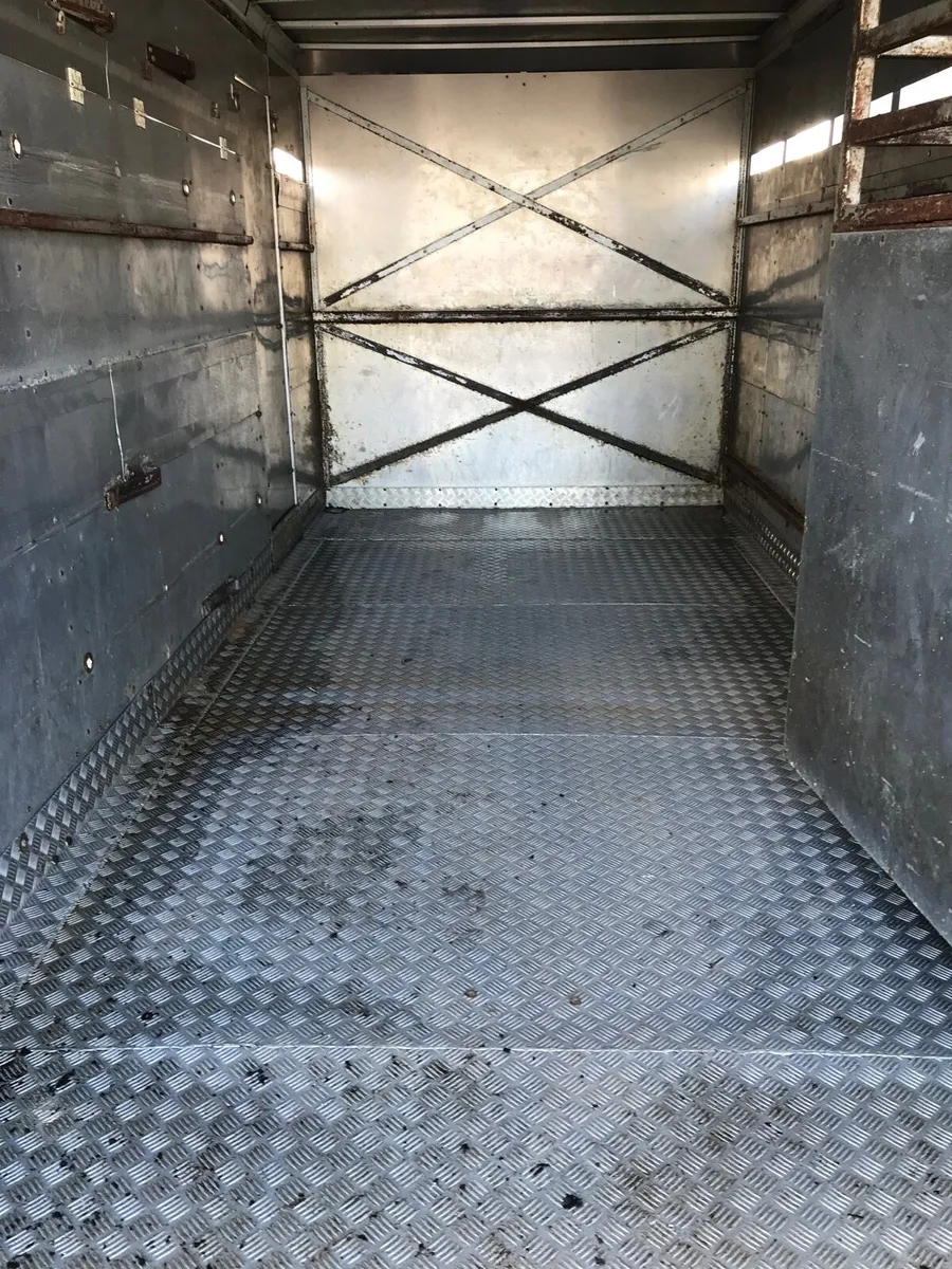 Cattle lorry - Image 3
