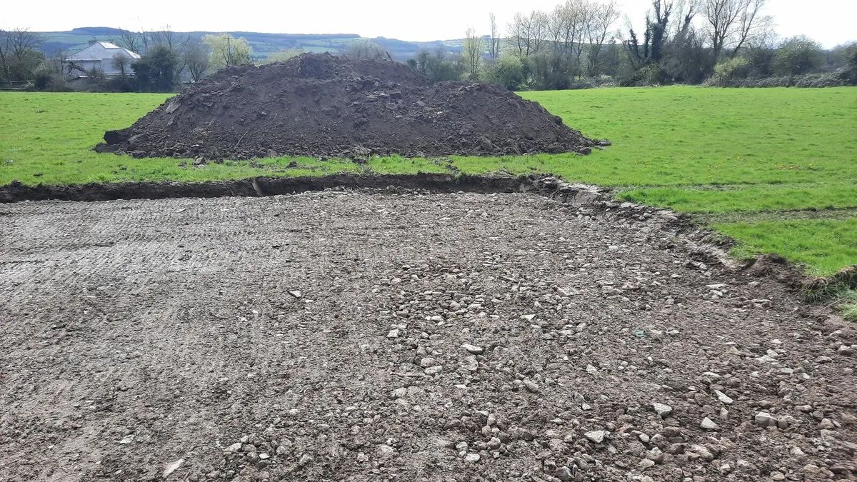 FRESH Top soil ..-15e per tonne can be  loaded - Image 1