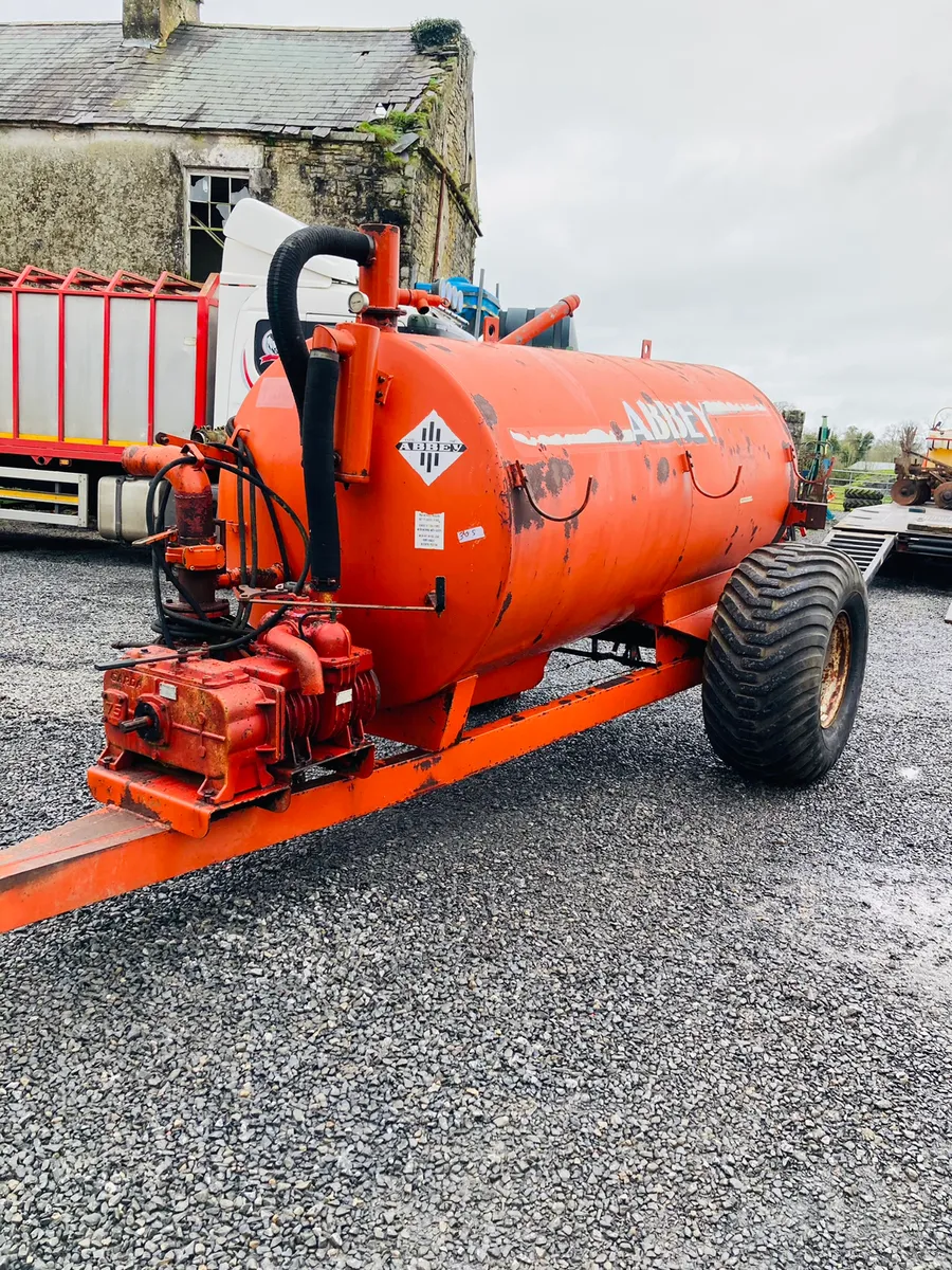 Abbey 1100 gallon tanker with rain gun