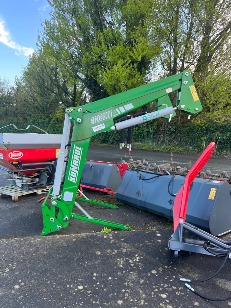 Loader to suit John Deere 6920