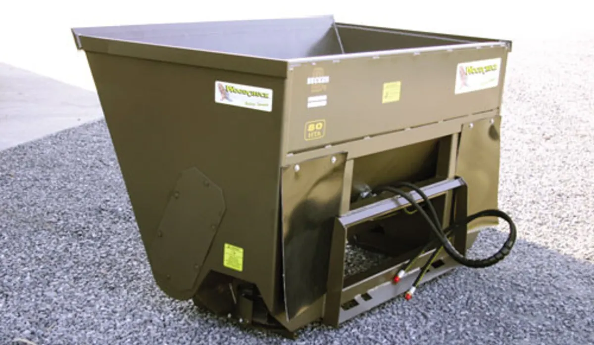 CUBICLE BEDDER SAWDUST SPREADER - Image 1