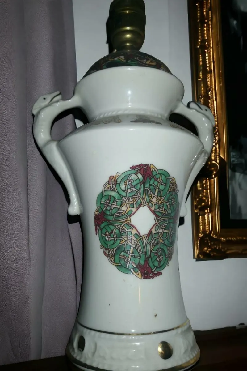 Cre Celtic pattern china lamp - Image 2