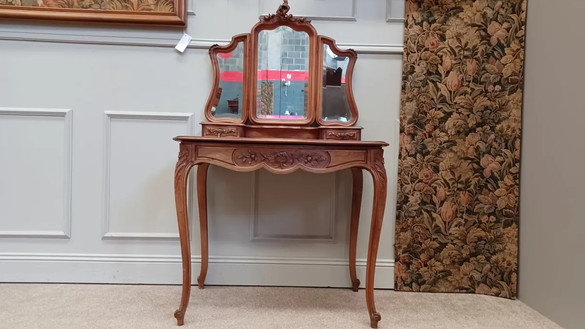 Walnut dressing table with three mirrors - Image 1