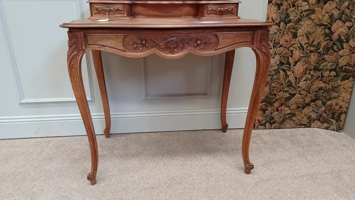 Walnut dressing table with three mirrors - Image 2