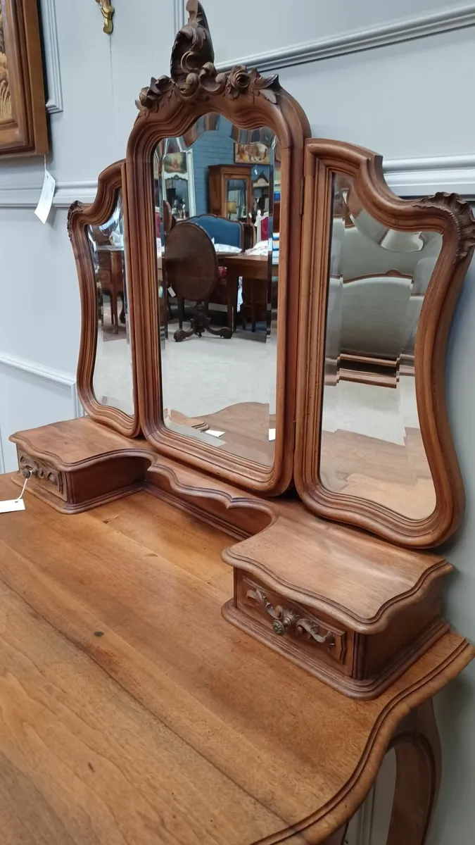 Walnut dressing table with three mirrors - Image 4