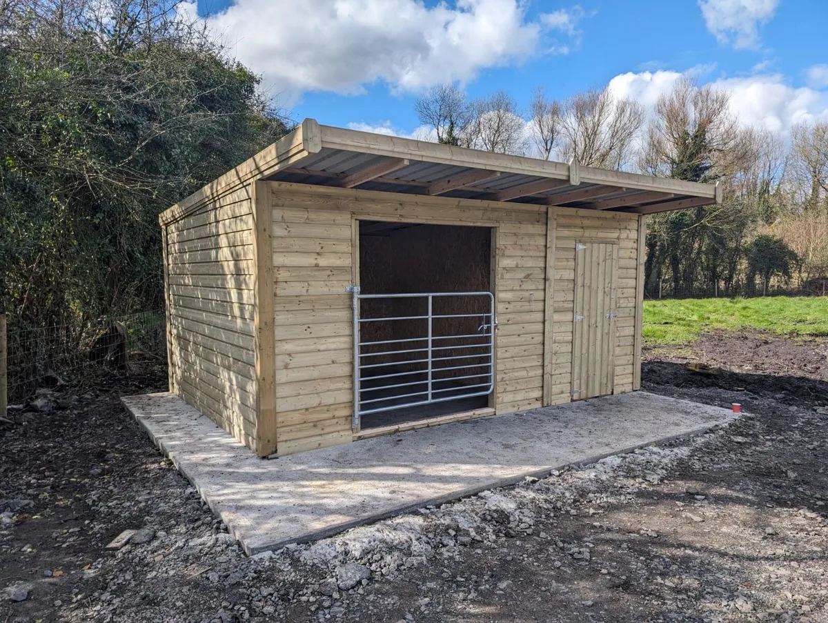 Field shelter and tackroom - Image 1