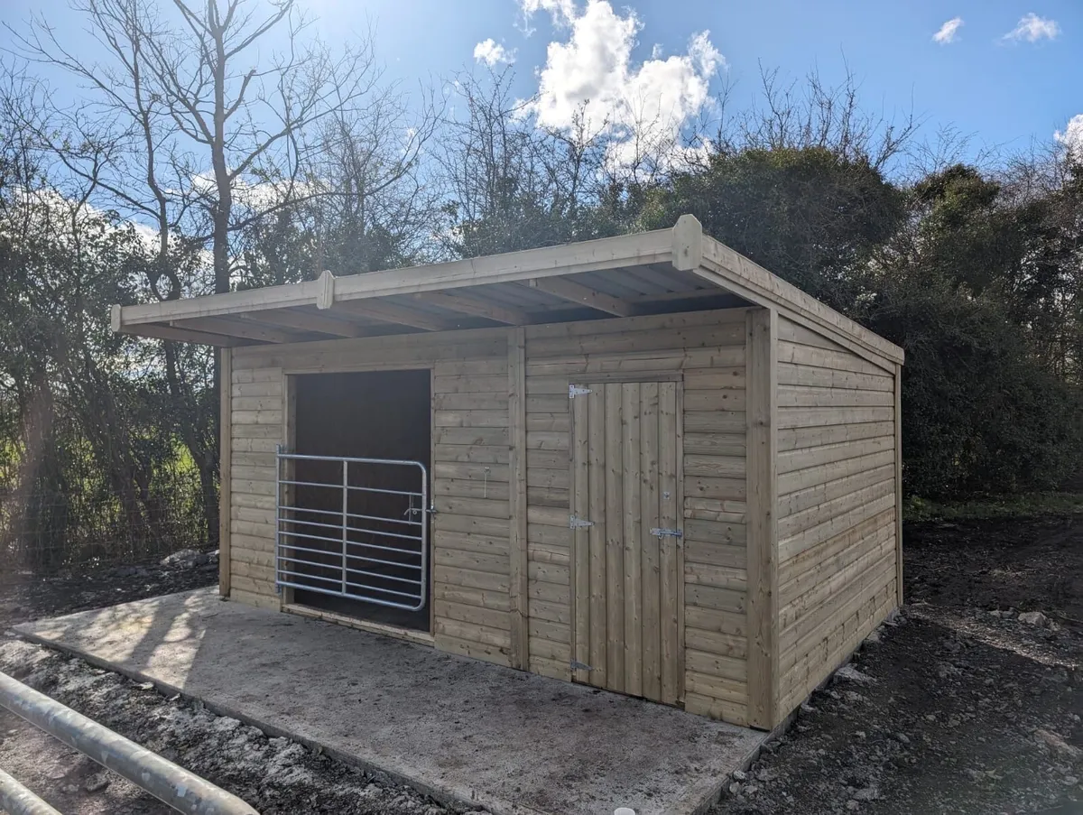 Field shelter and tackroom - Image 3