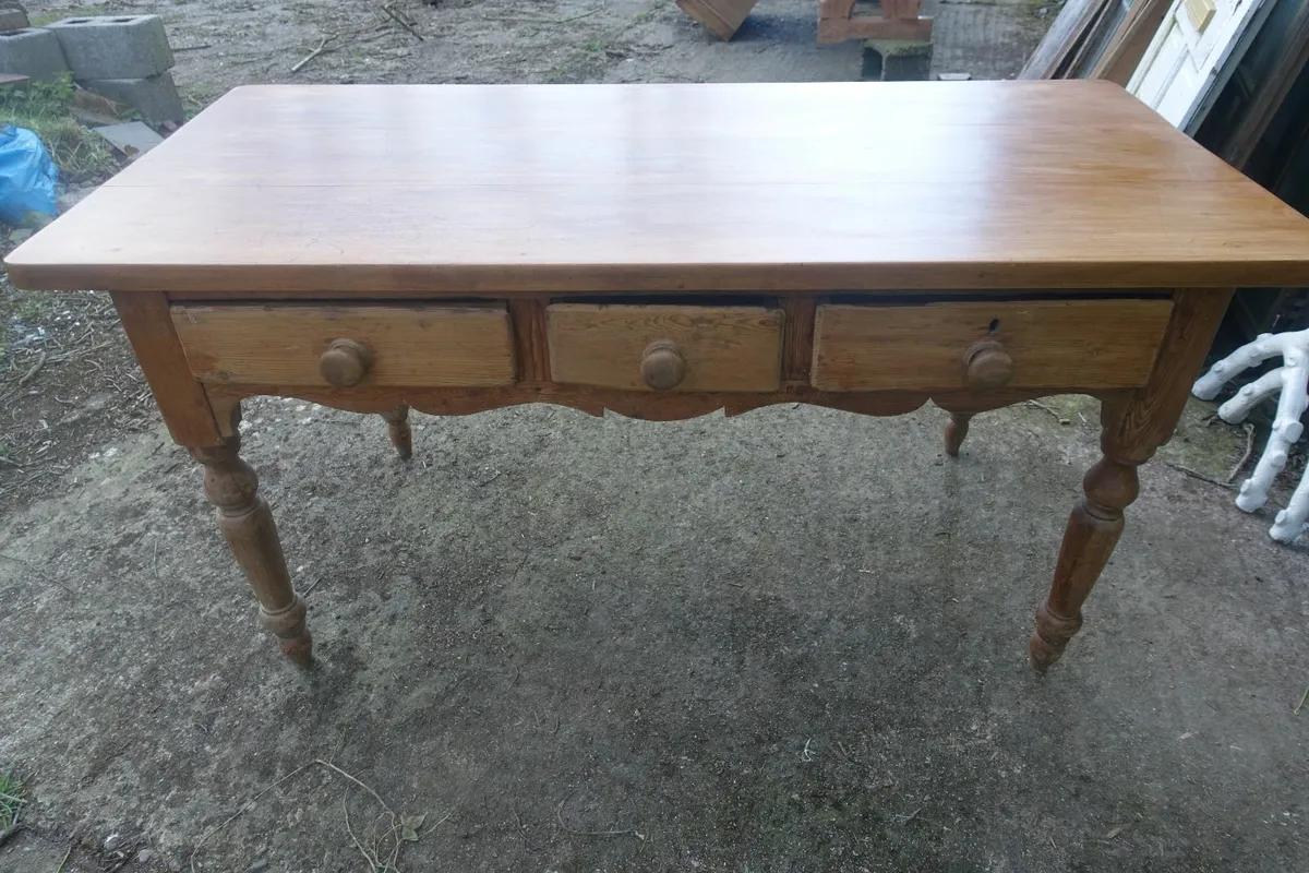 3 drawer pine table. - Image 3