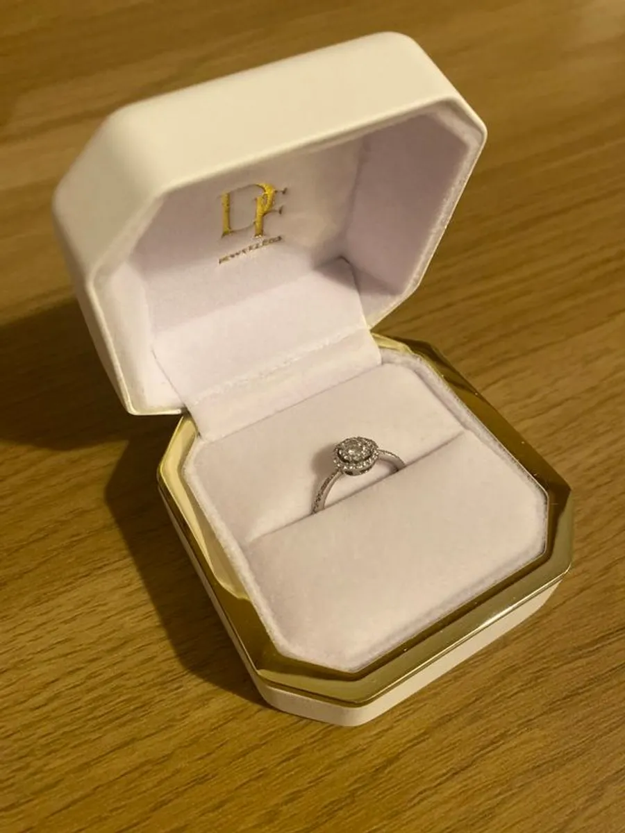 18K White Gold Diamond Ring - Image 1