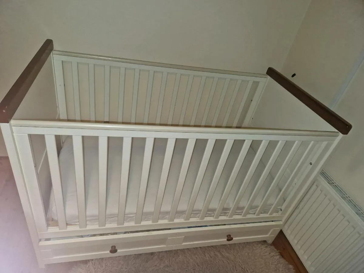 Silvercross cot and changing Table