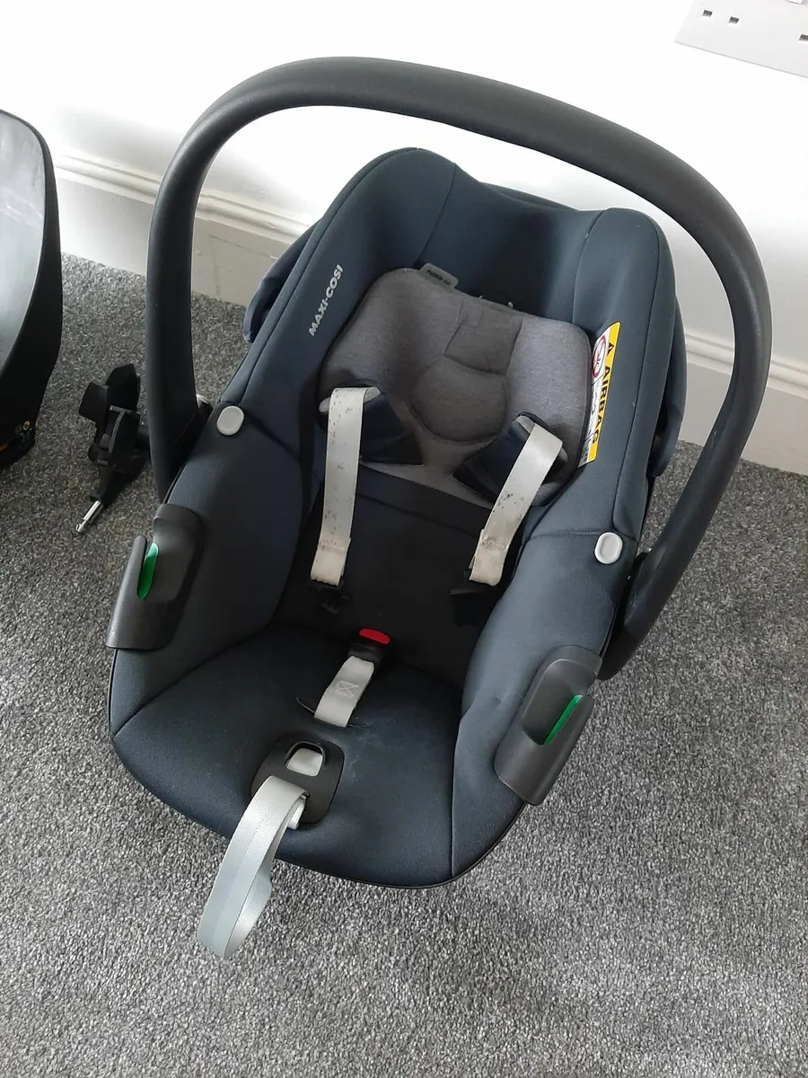 Maxi Cosi Pebble 360 Carseat with outnabout buggy - Image 1