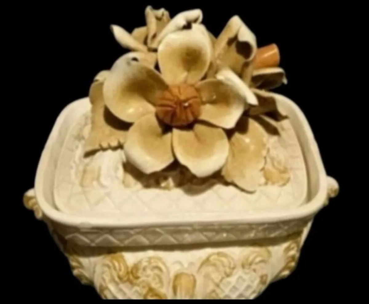 Beautiful Capodimonte lidded dish - Image 2