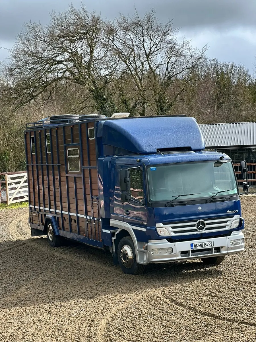 Horse lorry