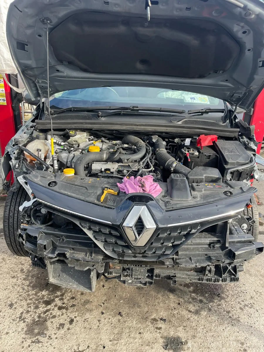 211 Renault Clio for parts - Image 1