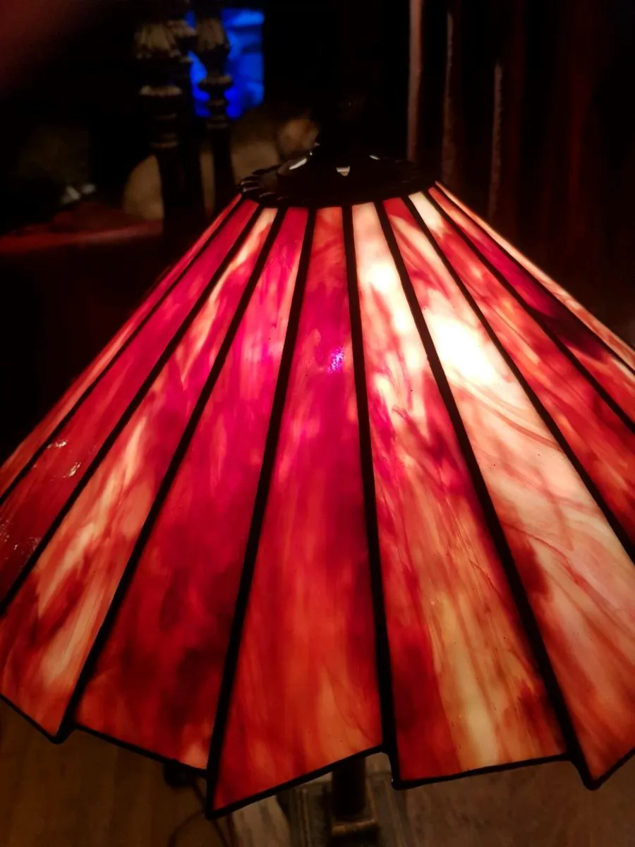 STUNNING TIFFANY TABLE LAMP - Image 1