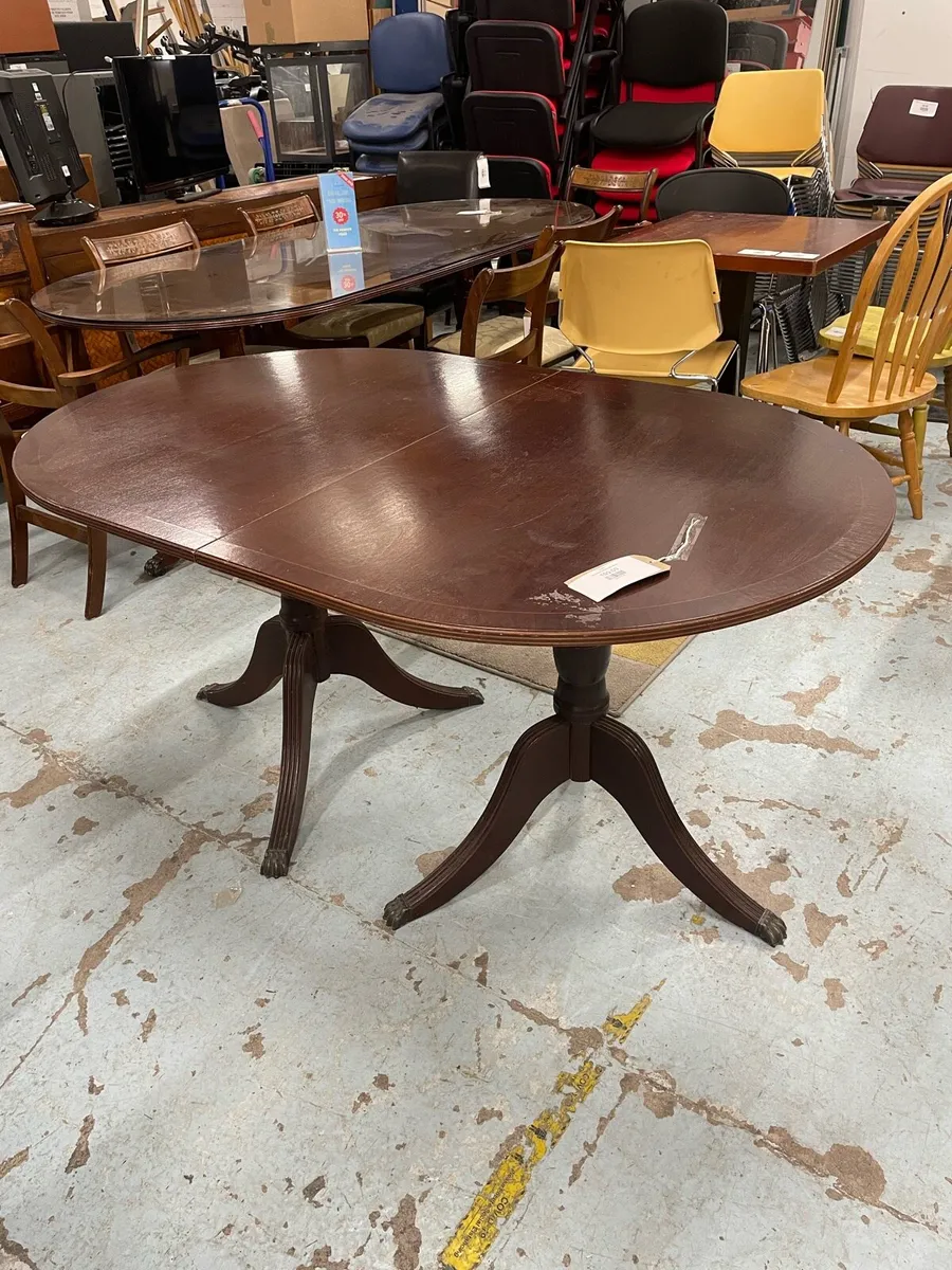 QUALITY MAHOGANY OVAL EXTENDING DINING TABLE @ CJM