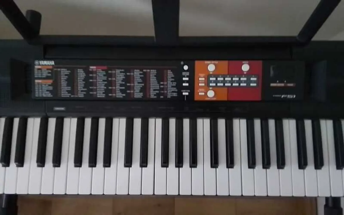 "Yamaha PSR F51" Keyboard