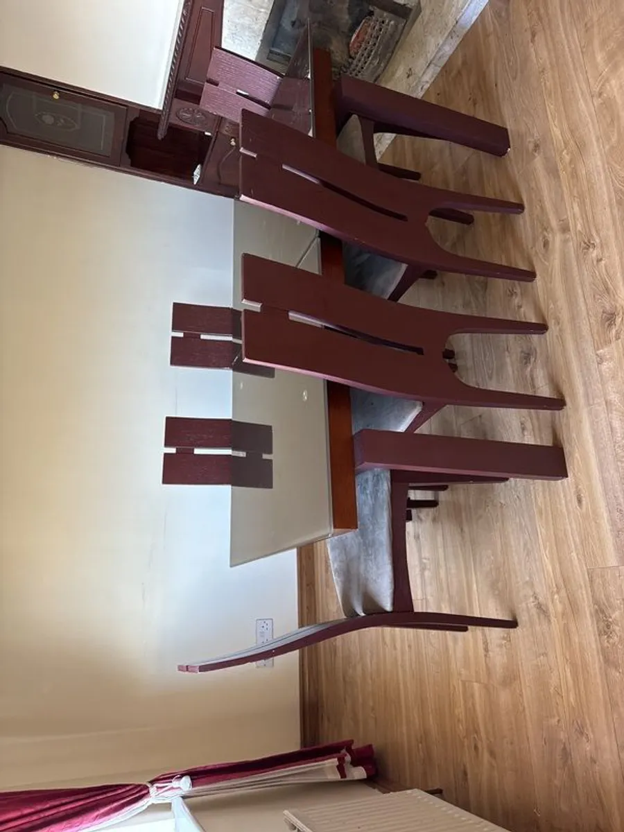Dining table that extends glass top and 6 chairs