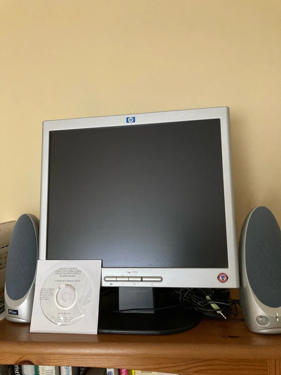 PC Monitor & speakers - Image 1