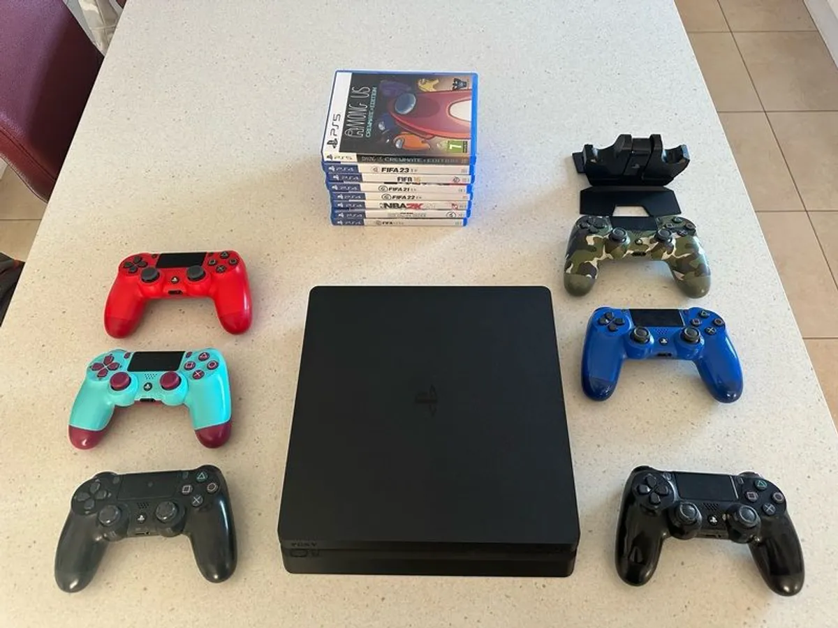 PS 4 console, 6 Controllers & games