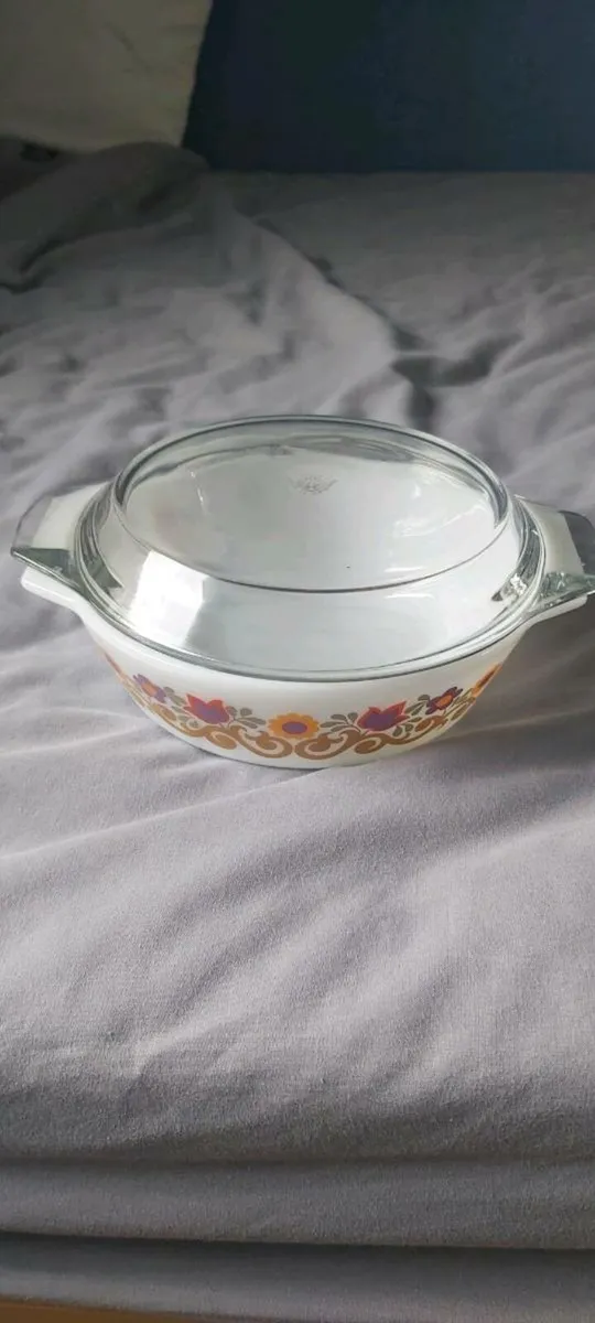 Casserole dish with lid