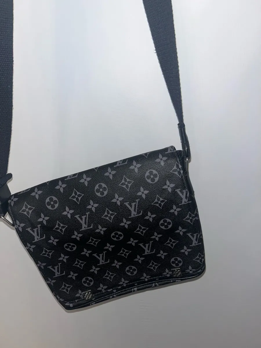 Men’s Louis Vuitton messenger bag