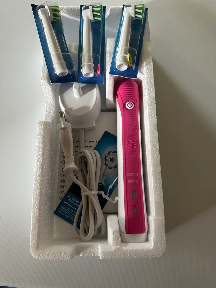 Oral b Pro 2 2000W electric toothbrush