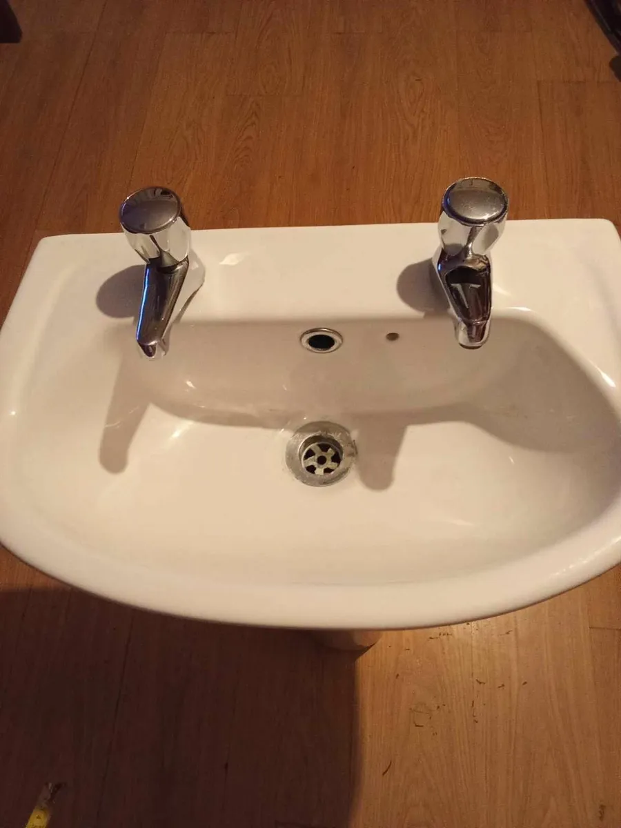 sink and pedstal