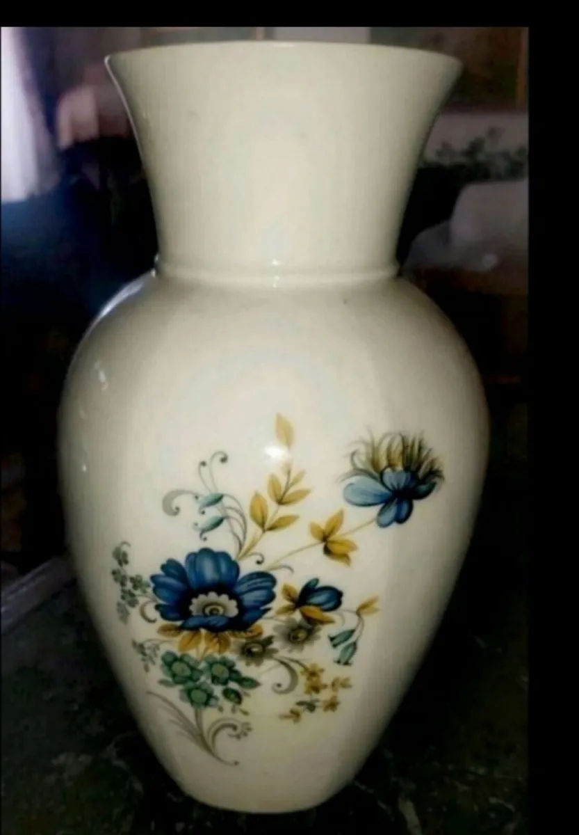 Large, beautiful Royal Tara vase - Image 1