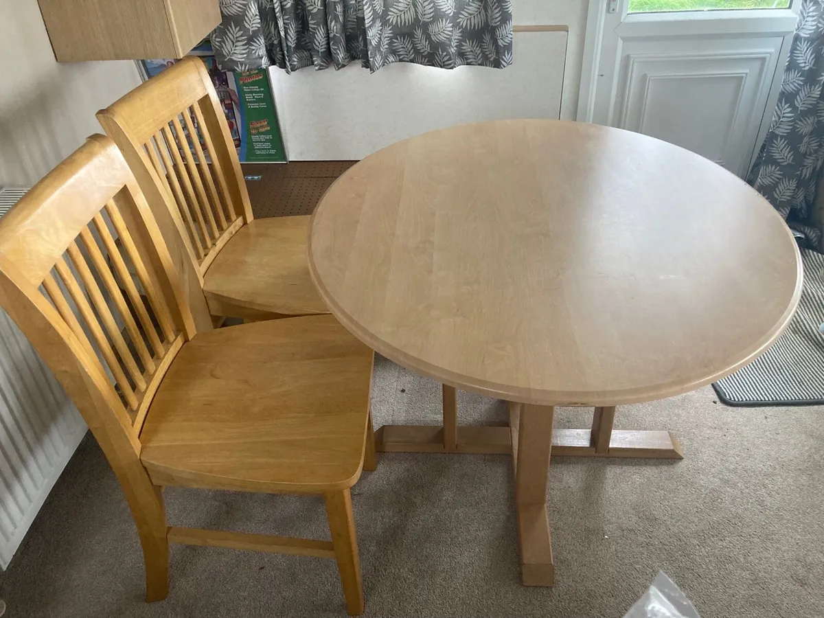 Kitchen table & 2 chairs
