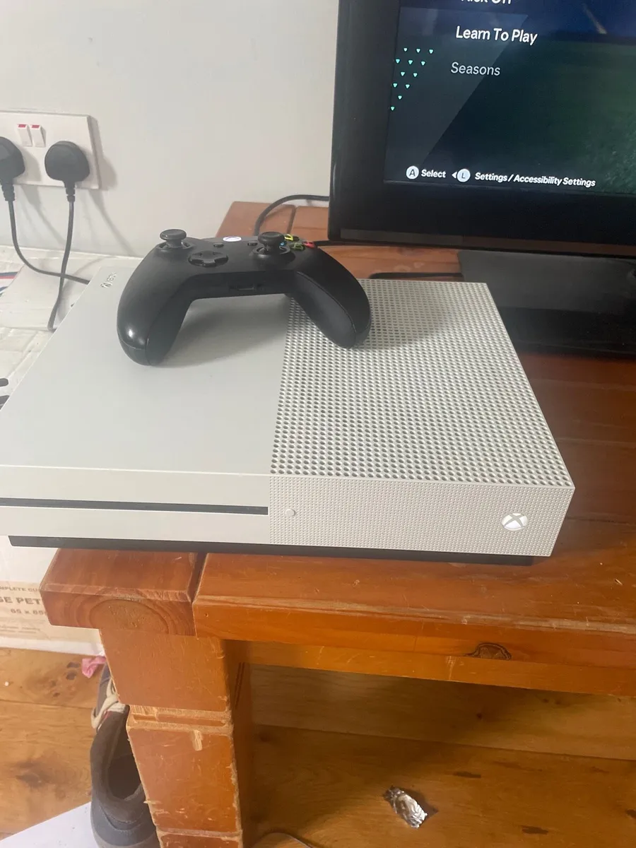 Xbox one S with controller