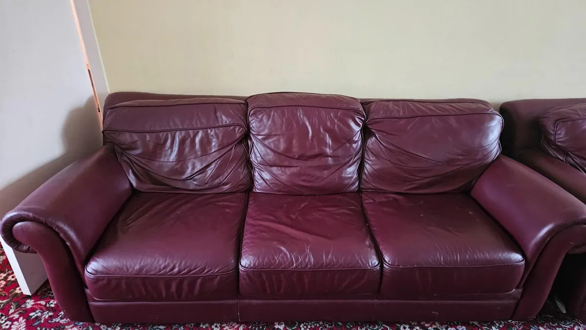 Stylish burgundy leather suite of furniture - Image 1