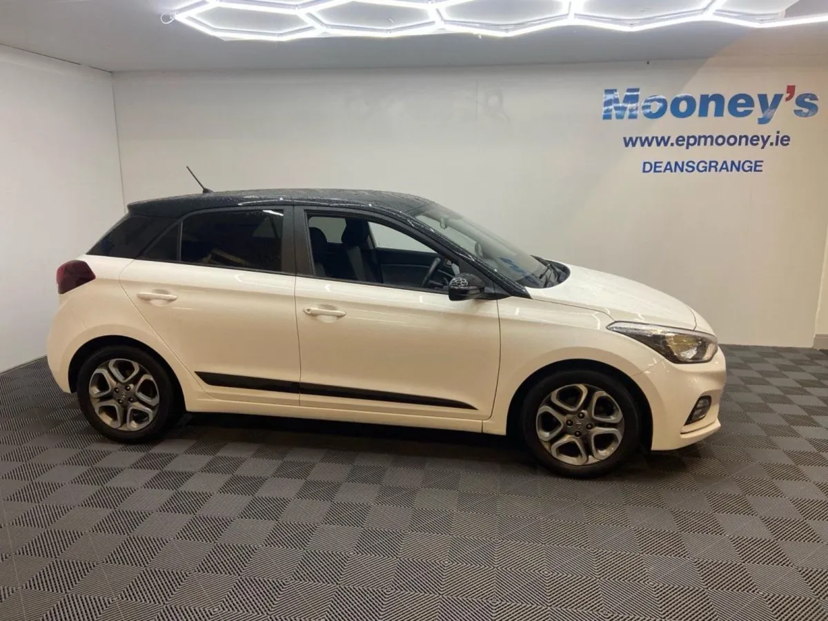 Hyundai i20 Deluxe 5DR 2 Tone Black Roof New Model