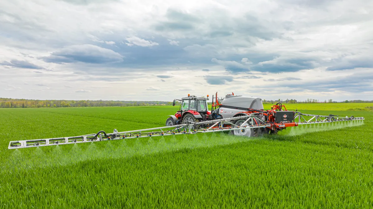 KUHN LEXIS TRAILED SPRAYER