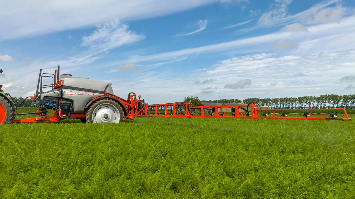 KUHN LEXIS TRAILED SPRAYER - Image 3