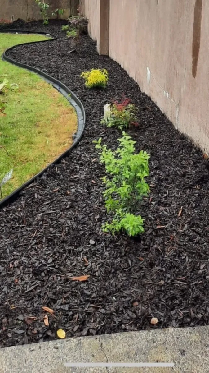 1.2m Rubber Lawn Edging - Image 1