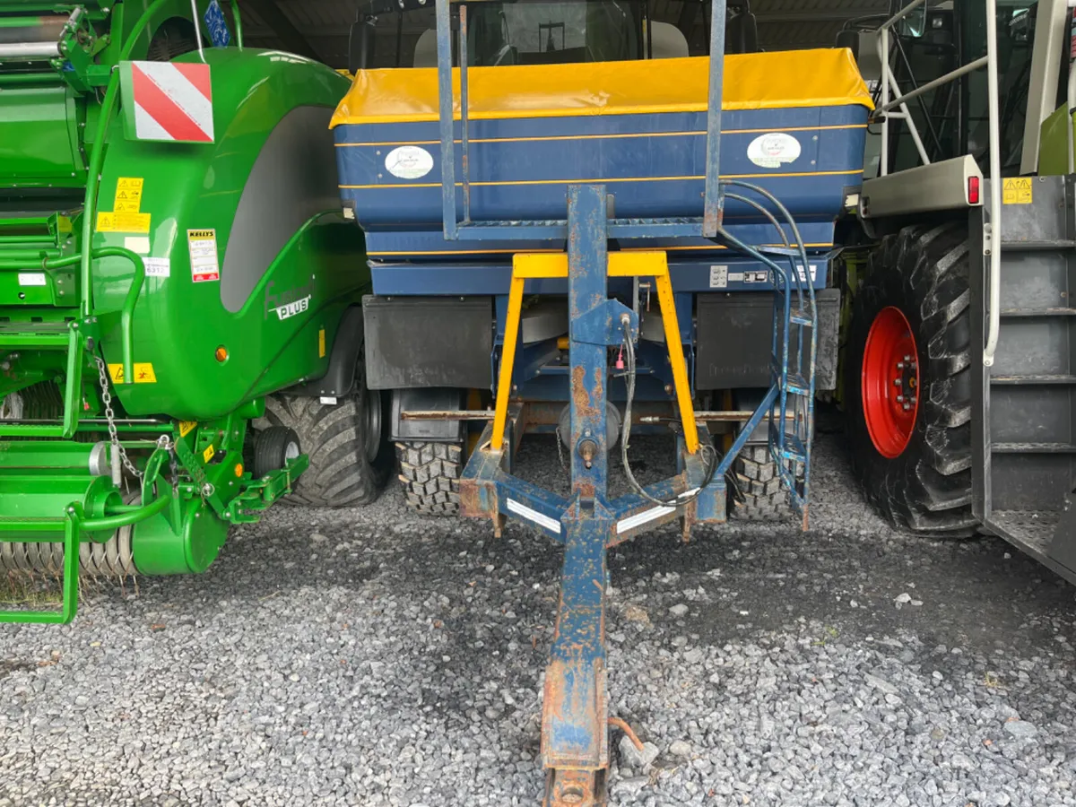 Fertiliser spreader - Image 1