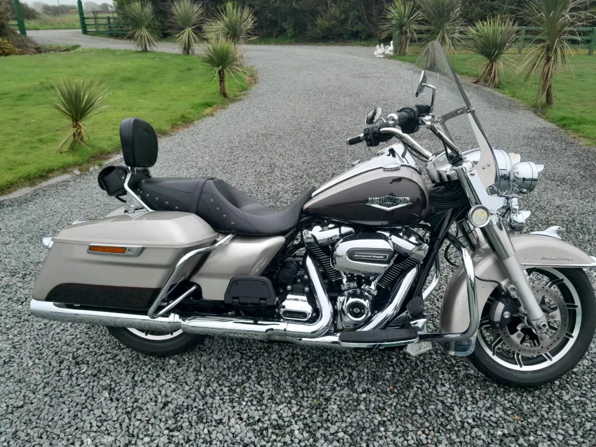 2018 ROAD KING CLASSIC MILWAUKEE 8 MINT CONDITION
