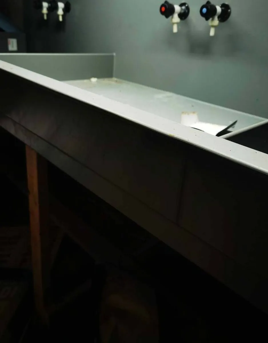 3 meter Fiberglass darkroom sink with wooden stand - Image 1