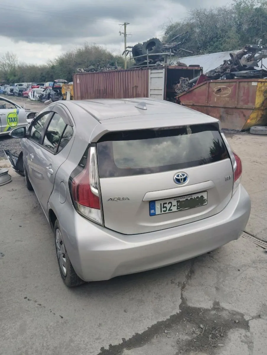 Breaking Toyota aqua 2016 - Image 2