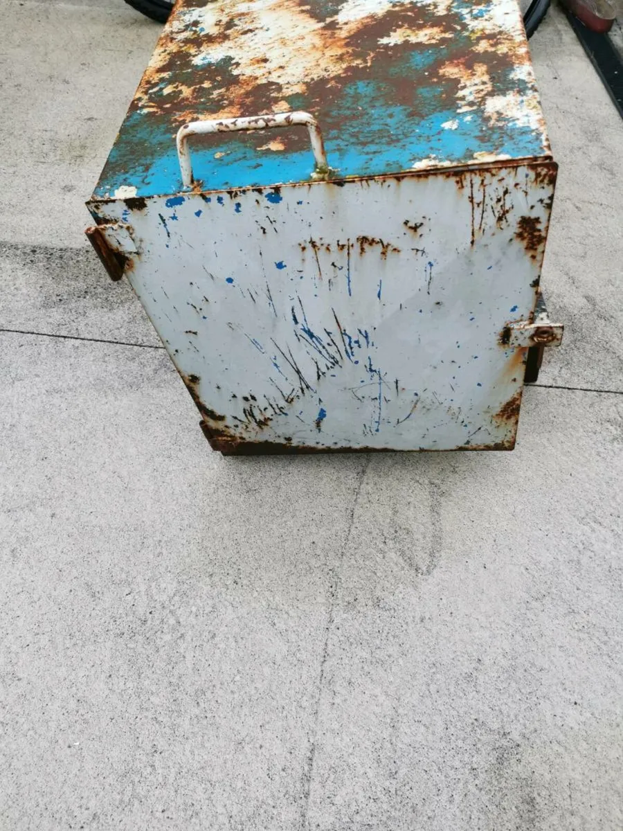 Dog box for sale in Co. Galway for €90 on DoneDeal