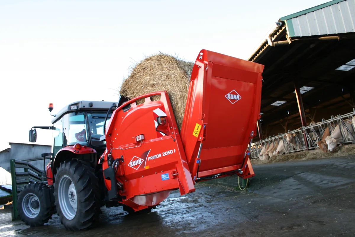 Kuhn Mounted Primor Straw Blower and Feeder - Image 3