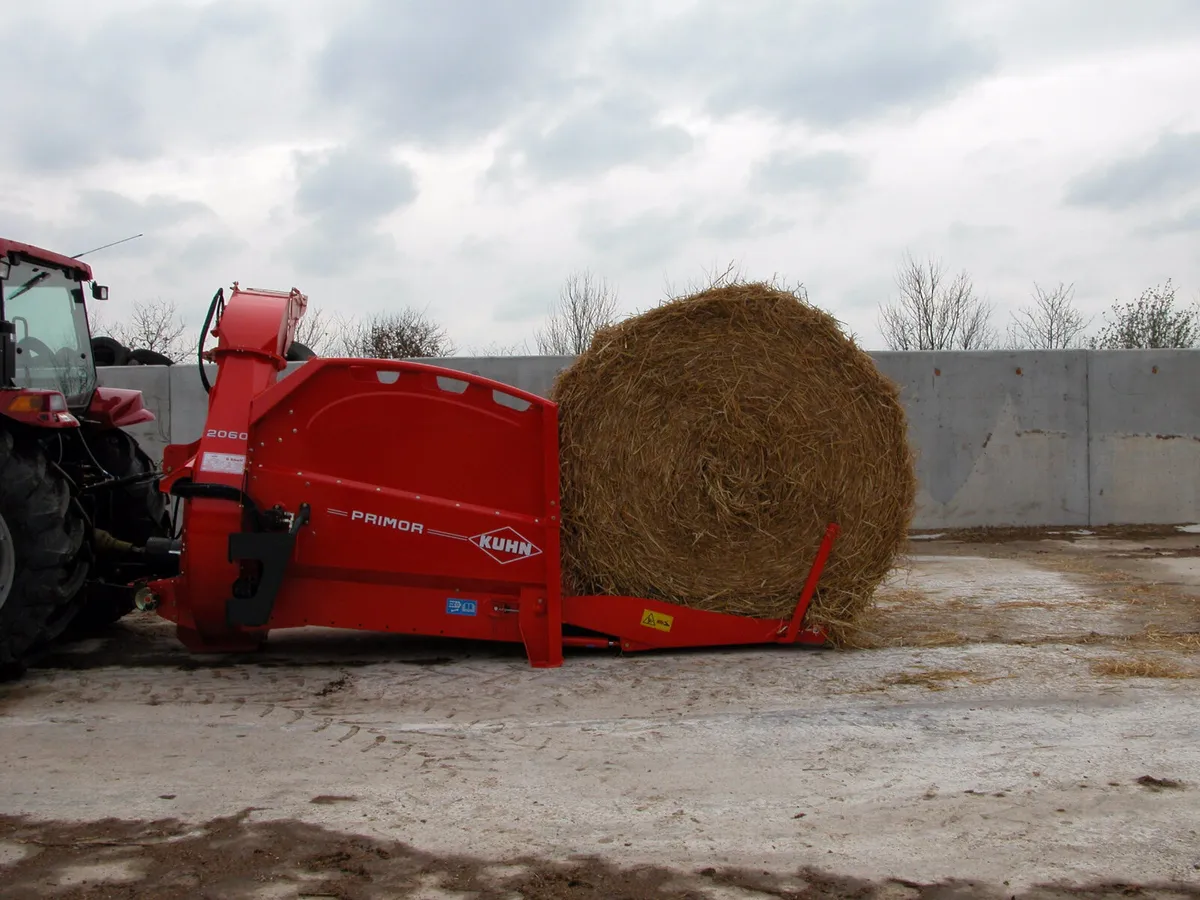 Kuhn Mounted Primor Straw Blower and Feeder - Image 2