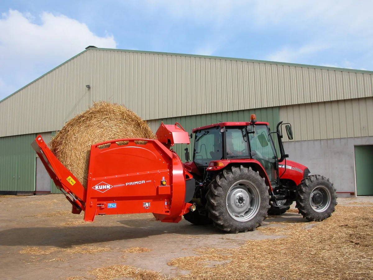 Kuhn Mounted Primor Straw Blower and Feeder - Image 1